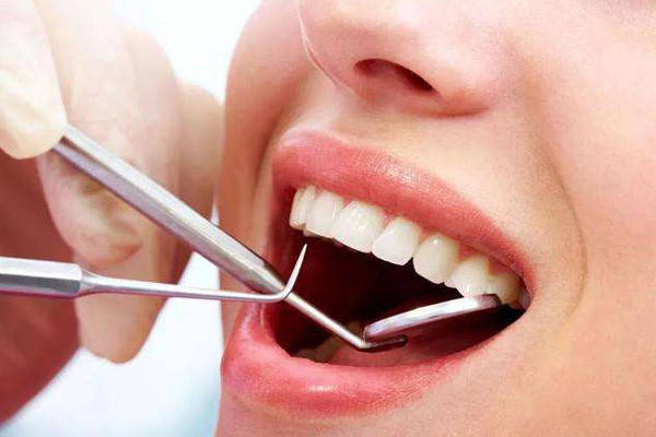 人工牙冠是怎么装到种植牙根上的？安装牙冠，通常都需要这5步